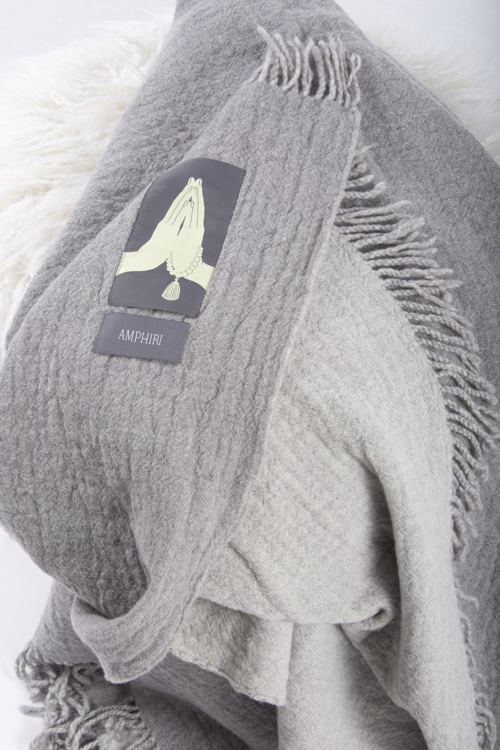 Amphiri, coperta etichetta anjali mudra